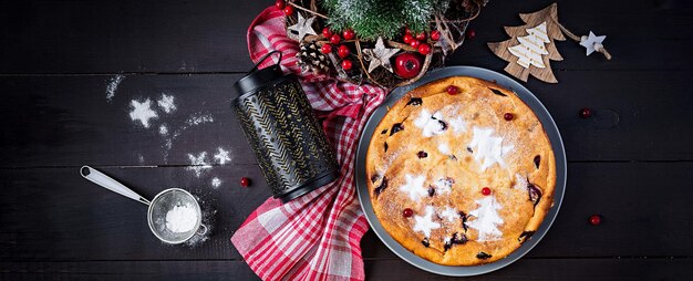 Pudding de gâteau de fruits de Noël sur une table sombre Vue supérieure de la bannière au-dessus