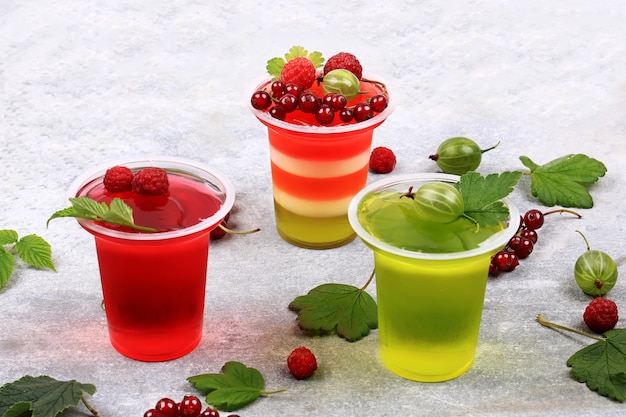 Pudding à la gelée aux fruits rouges dans des verres