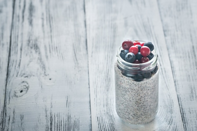 Pudding de graines de chia avec des baies fraîches