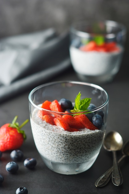 Pudding de graines de chia avec fraises et myrtilles