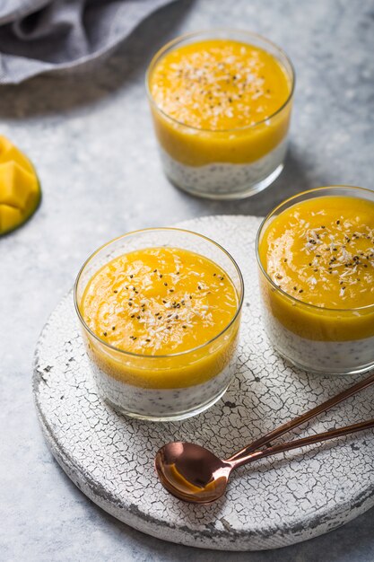 Pudding de graines de chia à la mangue dans des bocaux en verre. Alimentation propre, concept de nourriture végétarienne végétalienne saine