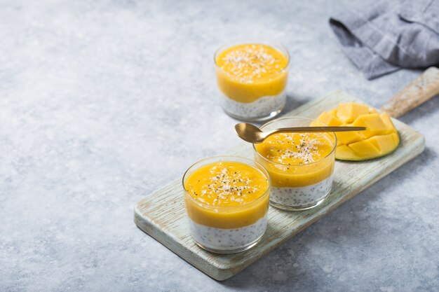 Pudding de graines de chia à la mangue dans des bocaux en verre. Alimentation propre, concept de nourriture végétarienne végétalienne saine