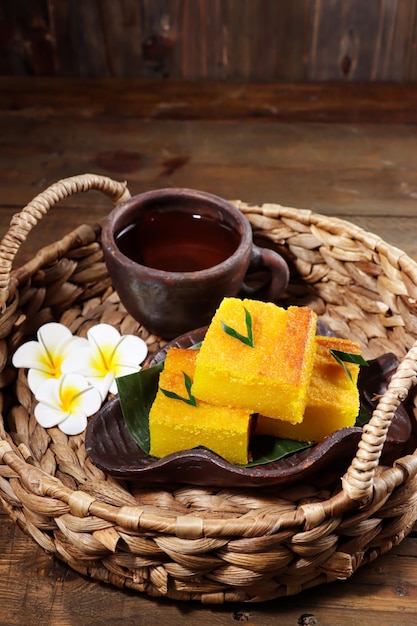 Pudding de manioc cuit au four également connu sous le nom de Bingka Ubi Kayu