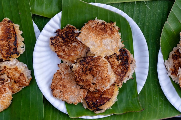 Le pudding à la noix de coco est un dessert thaïlandais traditionnel ou une sorte de viande sucrée à base de farine de riz et de lait de coco au marché de l'alimentation de rue en Thaïlande