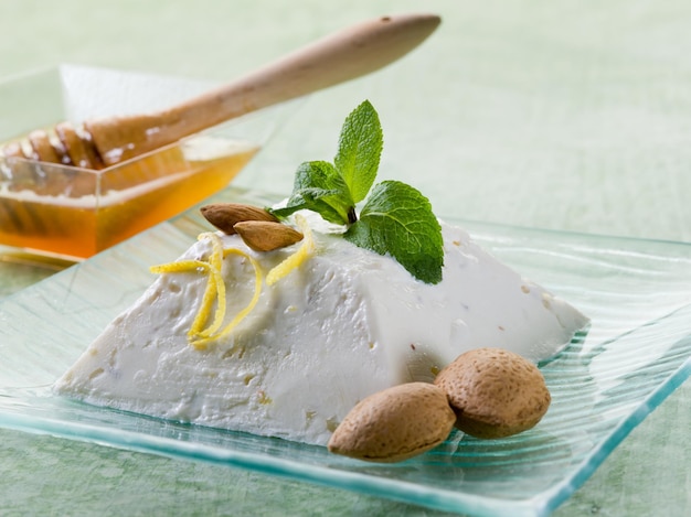 Pudding de ricotta au miel d'amande et feuille de menthe