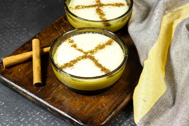 Pudding de riz traditionnel avec de la cannelle nommé en Algérie mhabli