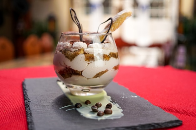 Pudding sur une table de restaurant