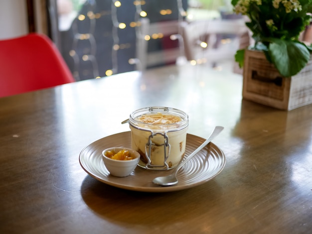 Pudding sur une table de restaurant