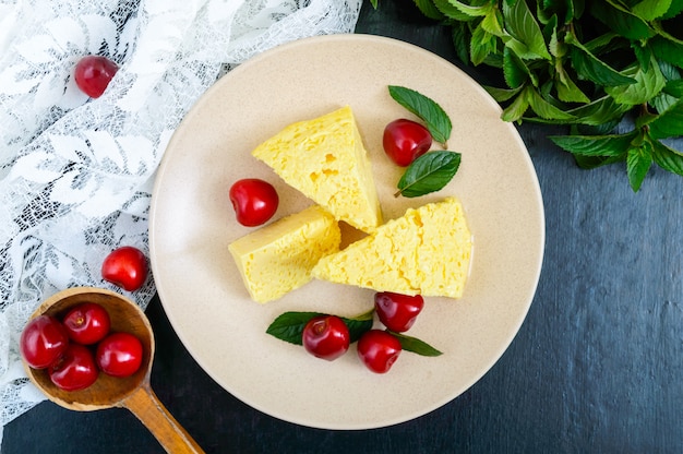 Pudding à la vanille lactée avec cerises mûres