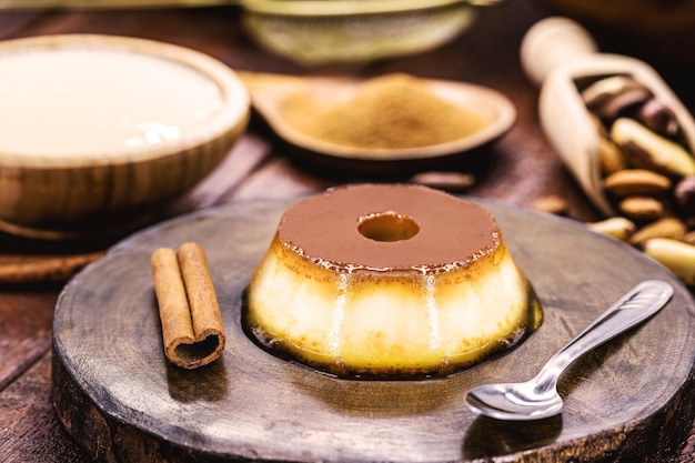 Pudding végétalien fait maison cuit avec du lait d'amande et de châtaigne végétalien sucré à la cannelle et à la vanille sans oeufs dessert végétalien