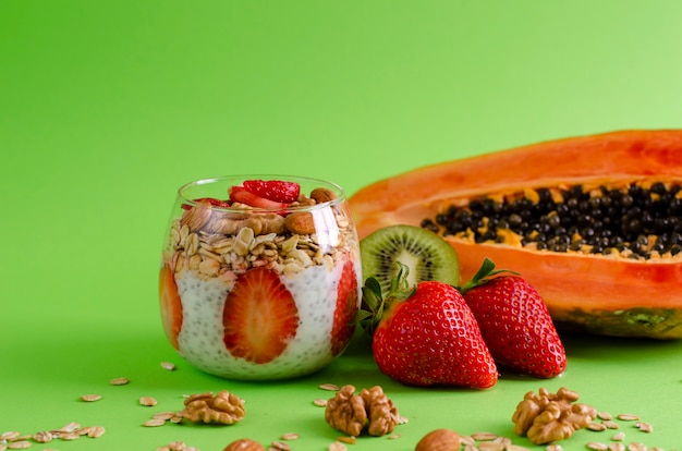 Puddings au chia avec des fruits tropicaux crus frais avec des flocons d&#39;avoine et des noix