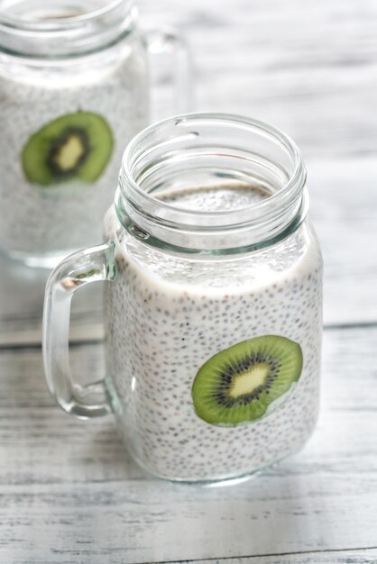 Puddings aux graines de chia avec des tranches de kiwi