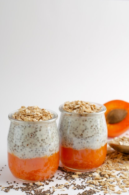 Puddings santé au yaourt et au chia avec flocons d’avoine et d’avoine crus.