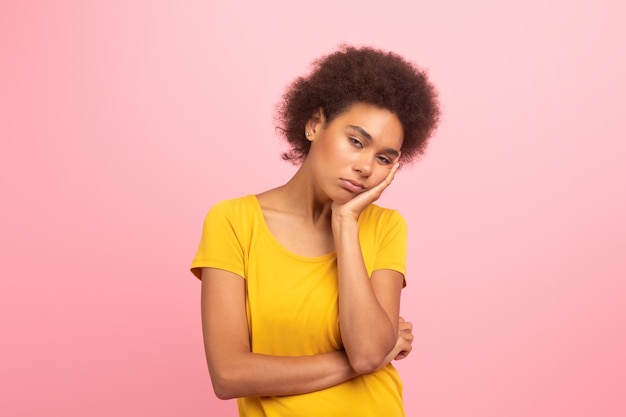 Épuisé triste fatigué jeune femme bouclée noire s'endort ennuyé veut dormir isolé sur fond rose