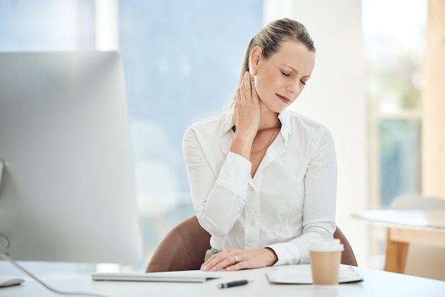 Épuisement de stress et douleur au cou avec une femme d'affaires au bureau et massage pour l'anxiété fatiguée et les maux de tête Recherche épuisée et responsabilité avec un employé travaillant sur ordinateur au bureau avec une blessure