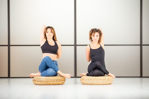 Puissance du yoga. Exercices à l'intérieur du studio. Concept de vie saine et active.