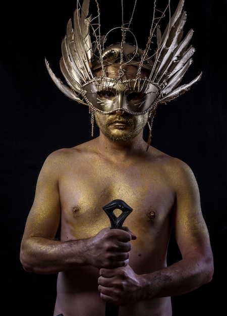 Puissant guerrier fantastique doré, homme avec épée recouverte de peau dorée