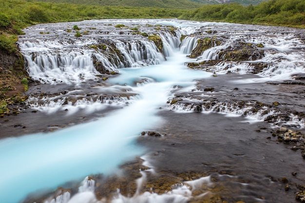 Puissante cascade de Bruarfoss en Islande avec de l'eau cyan.