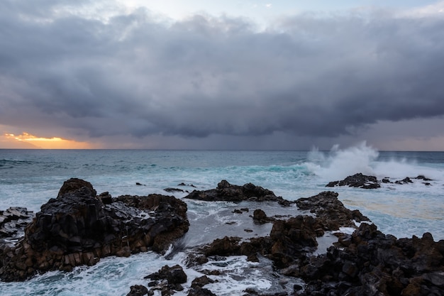 Une puissante tempête dans l'océan Atlantique dans une baie de la côte de Tenerife. Espagne