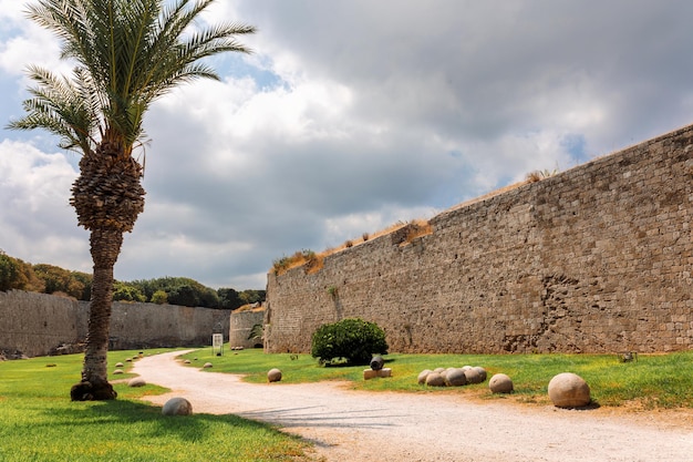 Les puissants murs de pierre de la vieille ville l'ancienne défense de la Vieille Ville de Rhodes Dodécanèse Grèce