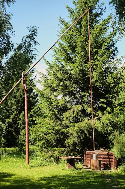 Le puits en bois avec la grue dans le village. Russie