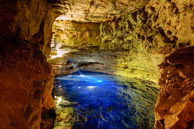 Puits d'eau enchanté de la grotte dans le parc national Chapada Diamantina État de Bahia au Brésil