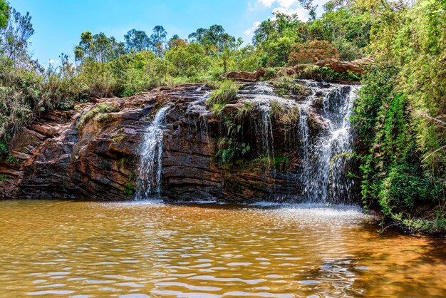 Un puits d'eau formé par la cascade ancrée dans la forêt tropicale de Minas Gerais au Brésil