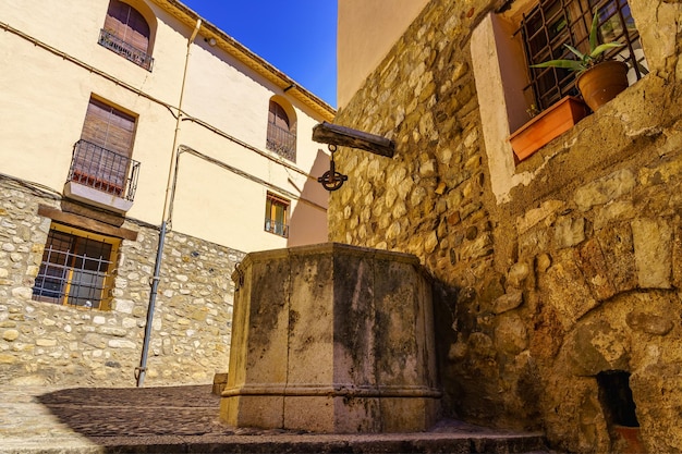 Puits en pierre antique pour fournir de l'eau à la ville médiévale de Besalu à Gérone Espagne