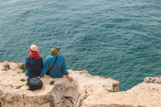 Pula Croatie 21 mai 2019 couple de personnes âgées assis profitant de la vue sur les vacances d'été de la baie de la mer