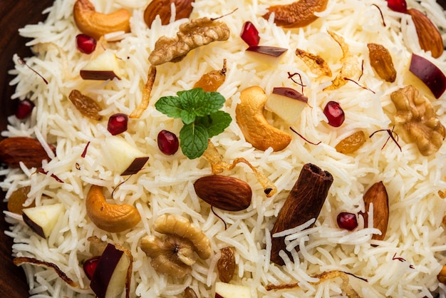 Pulao du Cachemire à base de riz basmati cuit avec des épices et parfumé au safran et aux fruits secs