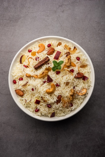 Pulao du Cachemire à base de riz basmati cuit avec des épices et parfumé au safran et aux fruits secs