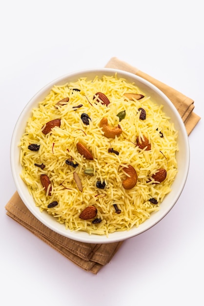 Pulao modur doux du Cachemire à base de riz cuit avec de l'eau sucrée aromatisée au safran et des fruits secs