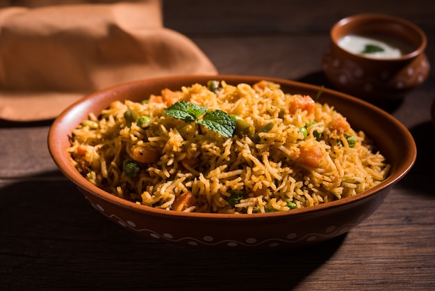 Pulav ou Biryani aux légumes indiens à base de riz basmati, servi dans un bol en terre cuite. mise au point sélective