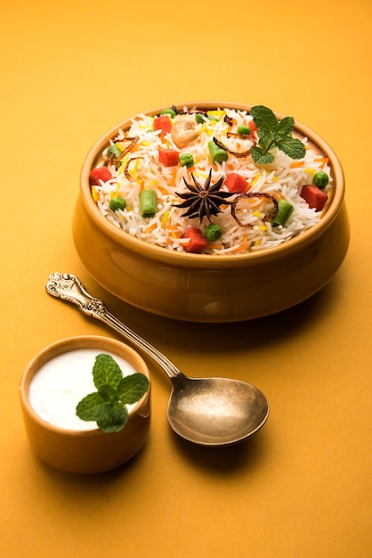 Pulav ou Biryani aux légumes indiens à base de riz basmati, servi dans un bol en terre cuite. mise au point sélective
