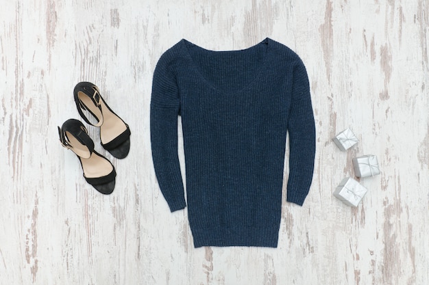 Pull bleu, chaussures et coffrets cadeaux en argent