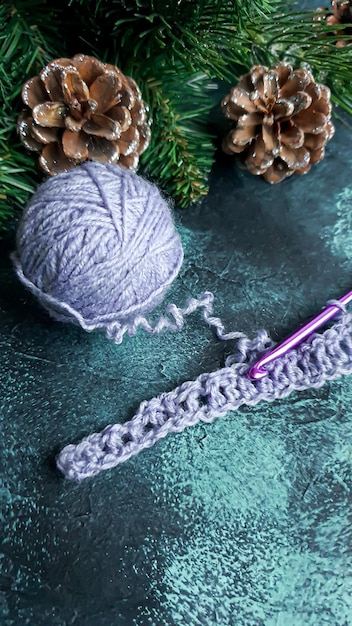 Pull fait main Tissu tricoté à partir d'un fil lilas Sur fond de Noël