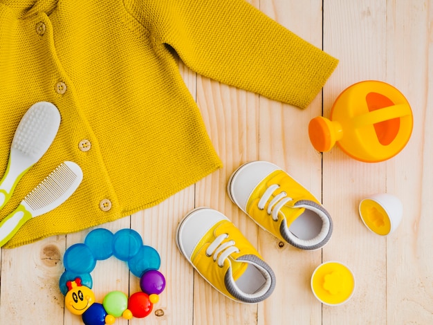 Pull jaune vue de dessus avec des jouets