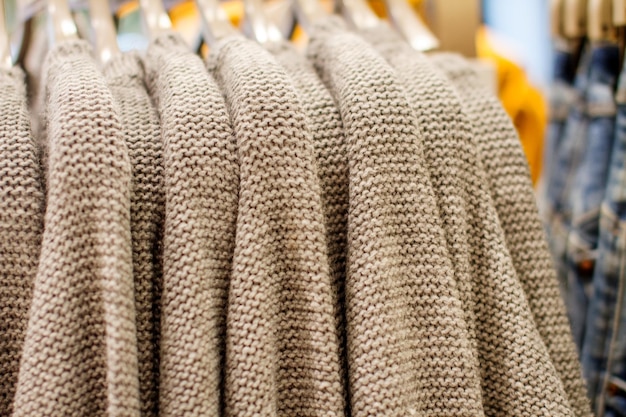 Pull en laine sur un cintre dans le magasin