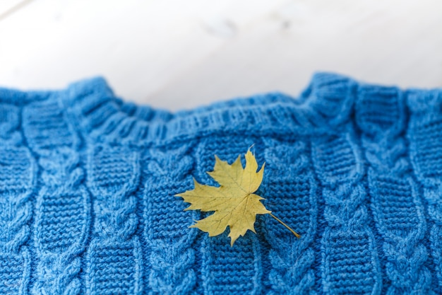 Pull (pull) tricoté à la main pour bébé (garçon ou fille) avec des boules de laine et des aiguilles à tricoter