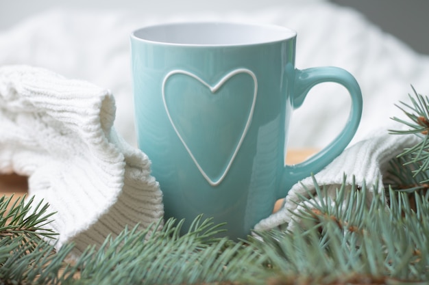 Pull en tricot blanc avec une tasse à la menthe