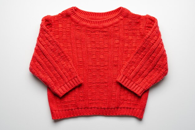 Pull en tricot rouge pour enfants isolé. Vue de face