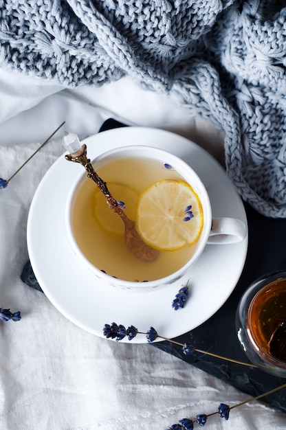 Pull tricoté chaud, tasse de thé chaud