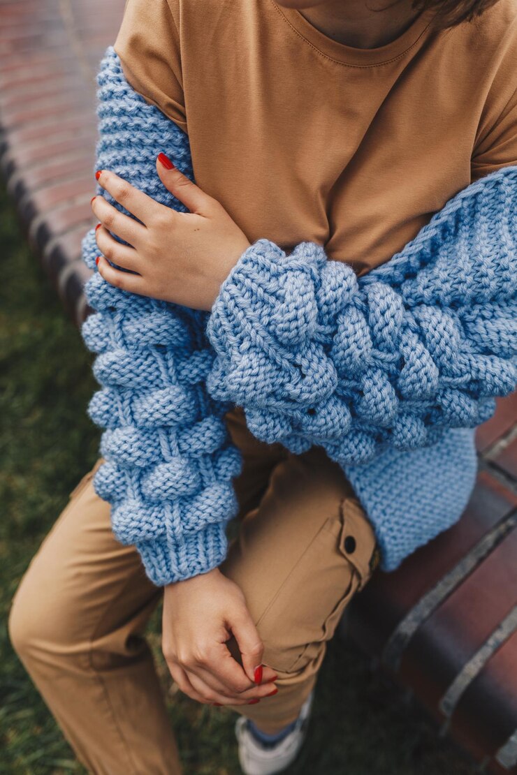 pull tricoté à la main design scandinave bulles