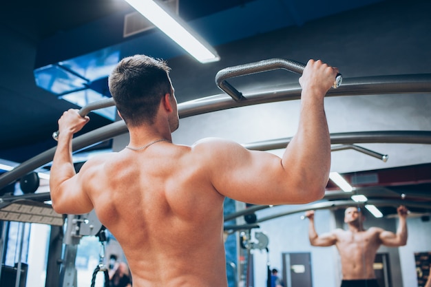 Pull-ups dur entraînement gym homme sport concept. Mode de vie de l'athlète. Force de volonté.