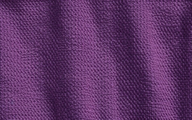 Un pull violet en maille avec un motif texturé.