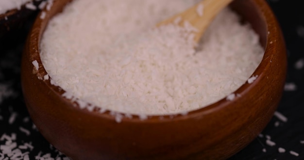 pulpe de coco blanc et flocons de coco séchés