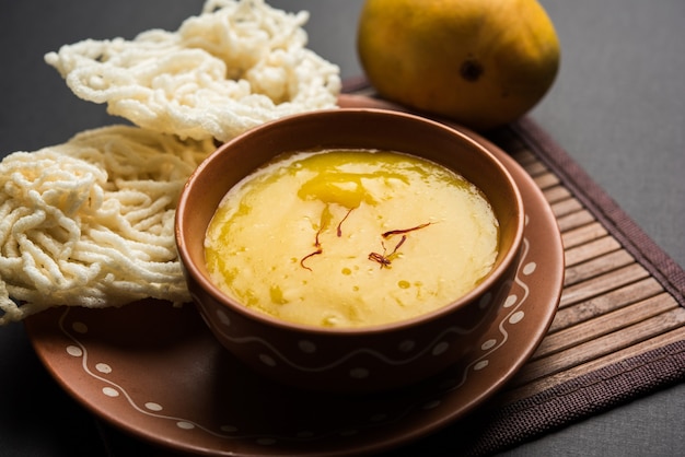 Pulpe de mangue Aam Ras ou Alphonso avec kurdai qui est un plat frit à base de blé ou de gehu. mise au point sélective