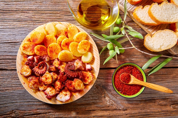 Pulpo a Feira avec des pommes de terre de poulpe à la gallega