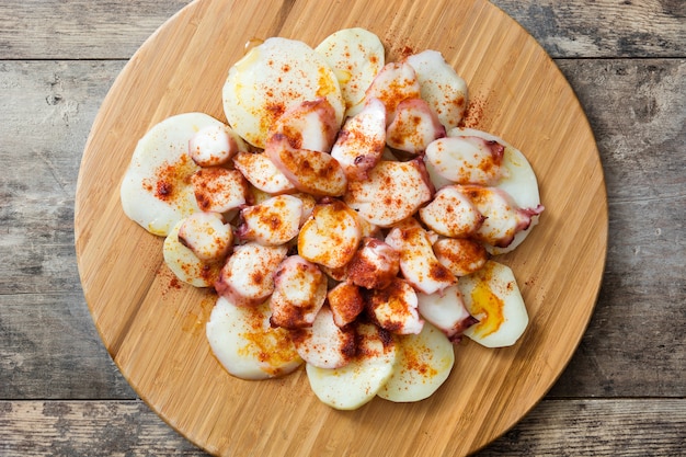 Pulpo a la gallega poulpe galicien sur bois