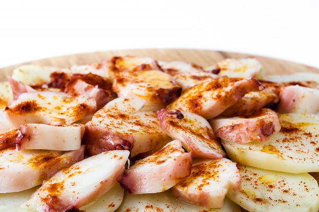 Pulpo a la gallega. Poulpe galicien isolé sur blanc Cuisine espagnole typique